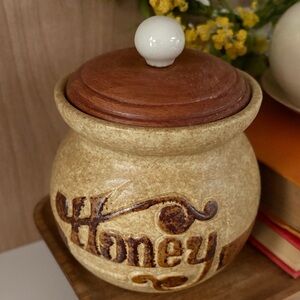 Vintage Style Honey Jar with Wooden Lid - Cream and Brown